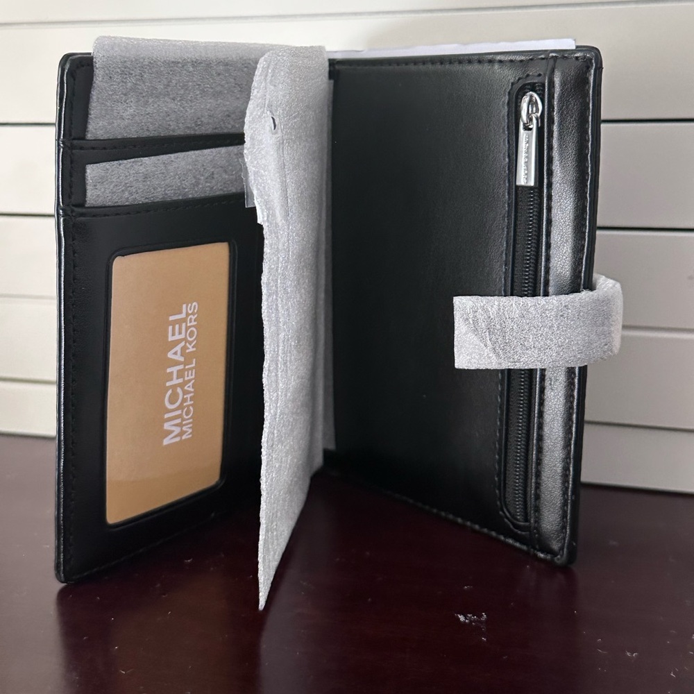 NEW MICHAEL KORS Medium Heritage Passport Wallet in Signature Monogram Jacquard - Picture 4 of 7